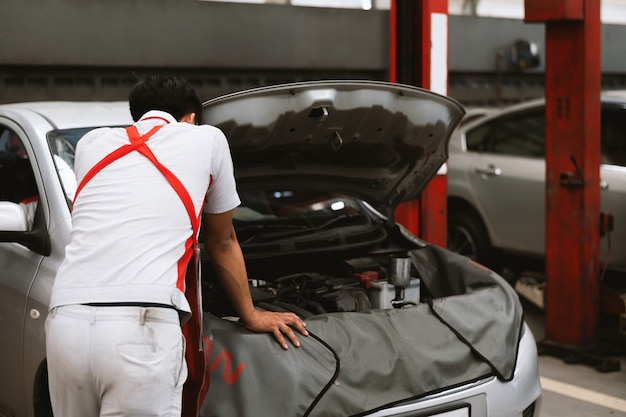 Mecánico trabajando en mantenimiento de automóviles