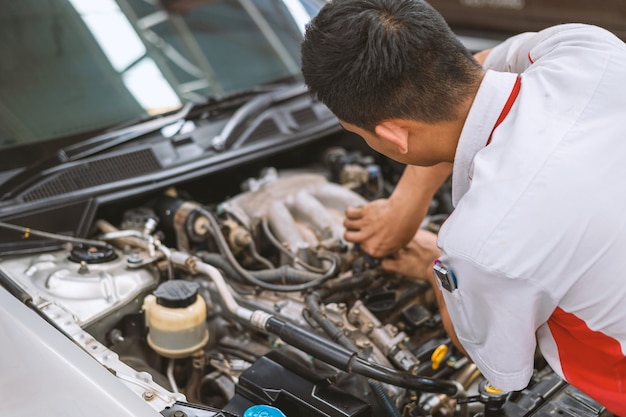 Mecánico trabajando en mantenimiento de automóviles