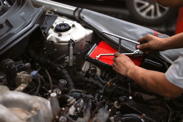 Mecânico trabalhando carro manutenção