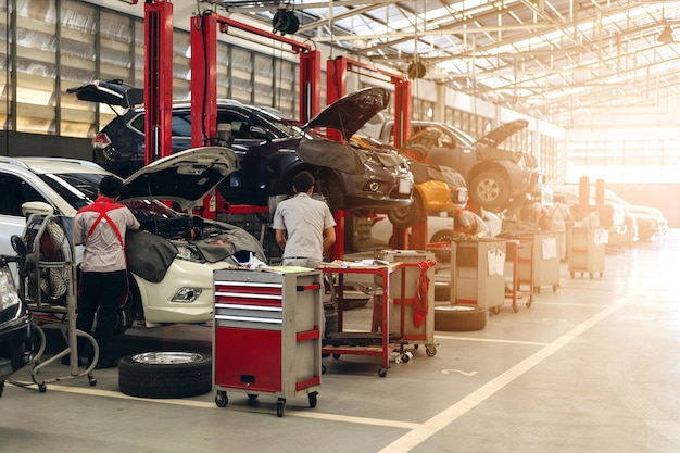 Mecânico trabalhando carro manutenção