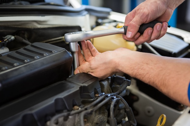 Mecânico trabalhando em um motor