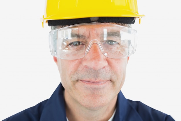 Mecânico usando capacete de segurança e óculos de proteção