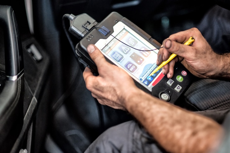 Foto mecânico usando um computador de verificador de carro