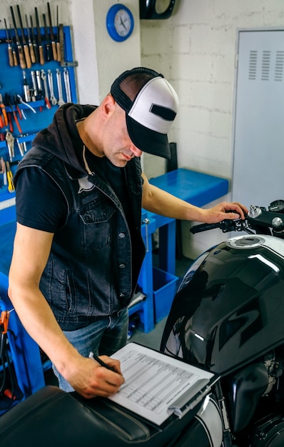 Foto mecânico verificando motocicleta