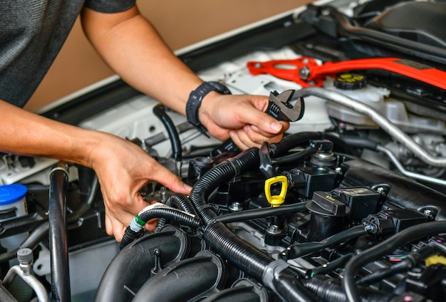 MecánicoExaminar y mantener el motor del centro de servicio de reparación de transporte de automóviles