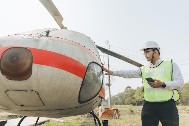 Mecánicos arreglando un helicóptero