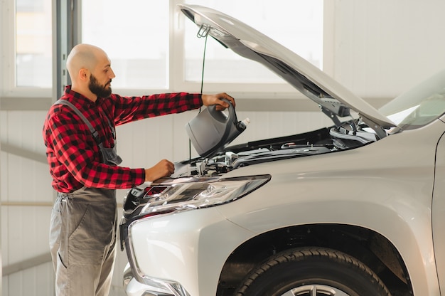 Mecânicos masculinos e femininos trabalhando no carro