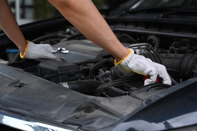 Mecánicos que trabajan en el servicio de automóviles Reparación y mantenimiento de automóviles