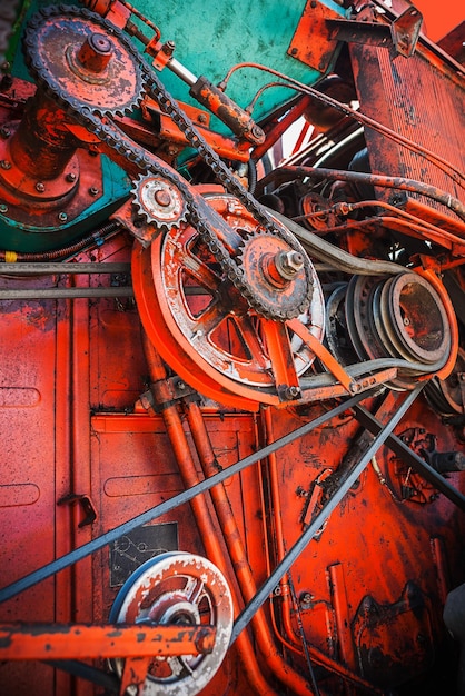 Mecanismo de engranaje rojo de la vieja cosechadora