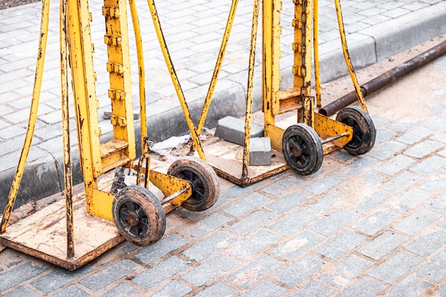 Foto mecanismo manual ou macaco sobre rodas para transportar e movimentar cargas pesadas em um canteiro de obras ou armazém.