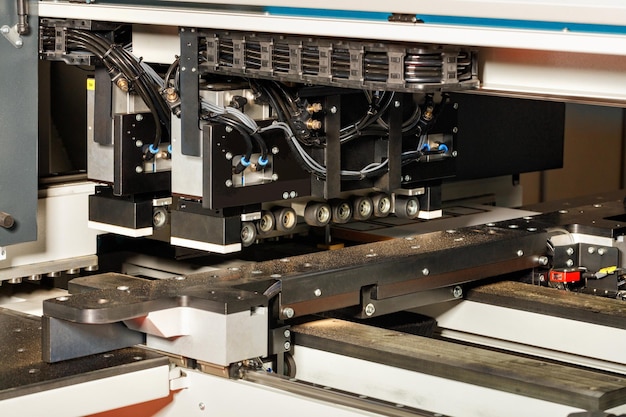 Mecanismo de planado electrónico de una máquina automática de carpintería