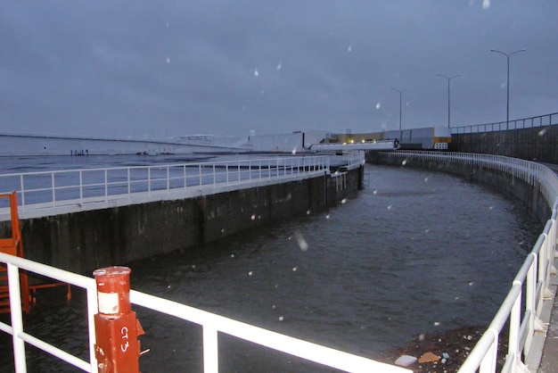 Foto mecanismos de um complexo de estruturas de proteção durante uma inundação proteção contra inundações kronstadt rússia
