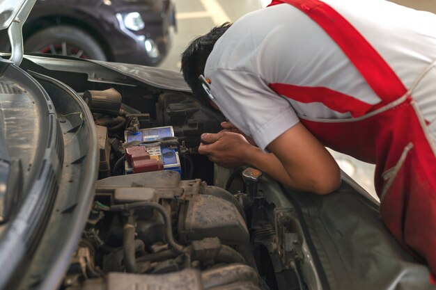 Mechaniker arbeiten Auto Wartung