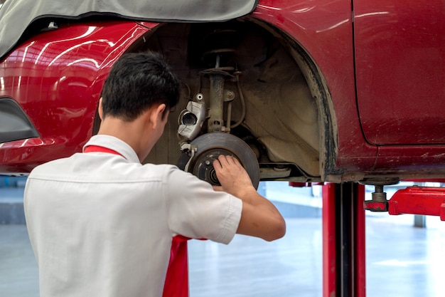 Mechaniker arbeiten Auto Wartung