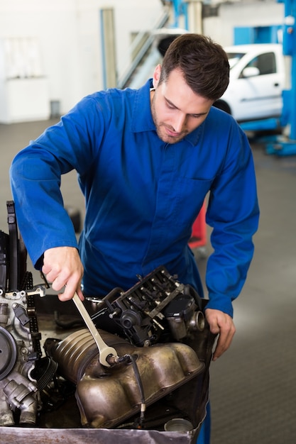 Mechaniker arbeitet an einem Motor