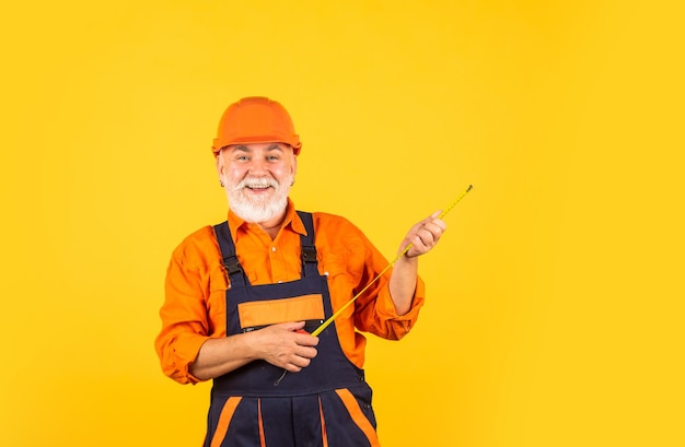 Mechaniker bei der Arbeit Messtechniker Größenmessung Baumann Maßband Technik und Reparatur glücklicher Tischler Handwerker Messwand Senior Builder verwenden Tapeline für Maß