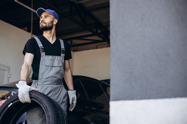 Mechaniker beim Autoservice beim Reifenwechsel