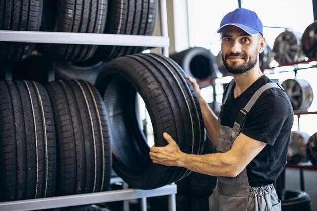 Foto mechaniker beim autoservice beim reifenwechsel