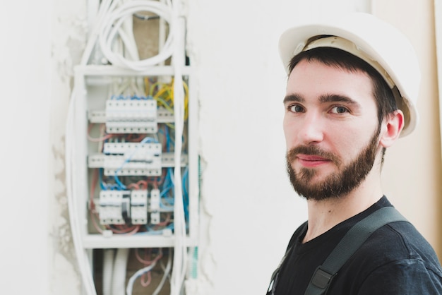 Foto mechaniker, der am schalter steht