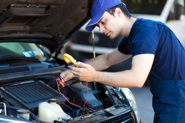 Mechaniker, der an einem Automotor arbeitet