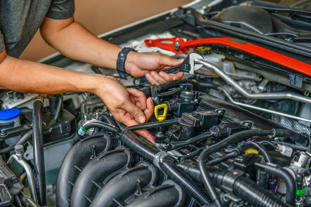 Mechaniker, der das Servicezentrum für die Reparatur von Motorfahrzeugen untersucht und wartet