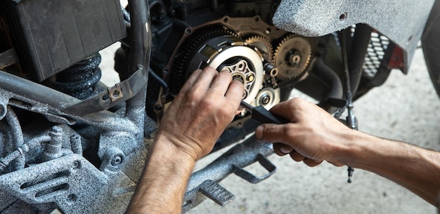 Mechaniker, der den Motor des Motorrads repariert Konzept der Motorradwartung