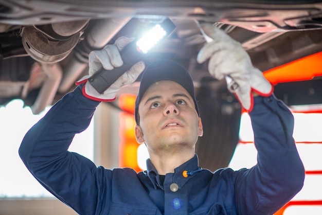 Mechaniker, der ein Auto inspiziert