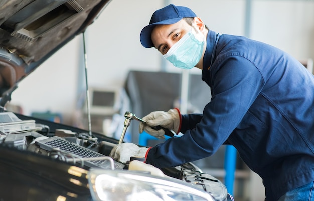 Mechaniker, der ein Auto repariert