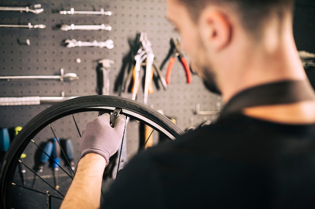 Foto mechaniker, der ein fahrrad repariert