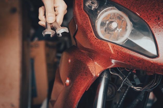 Mechaniker, der ein Motorrad in der Garage repariert