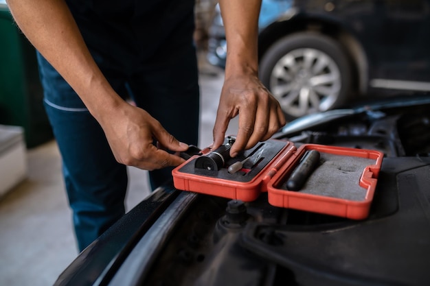 Mechaniker, der ein optisches Werkzeug für die Arbeit auswählt