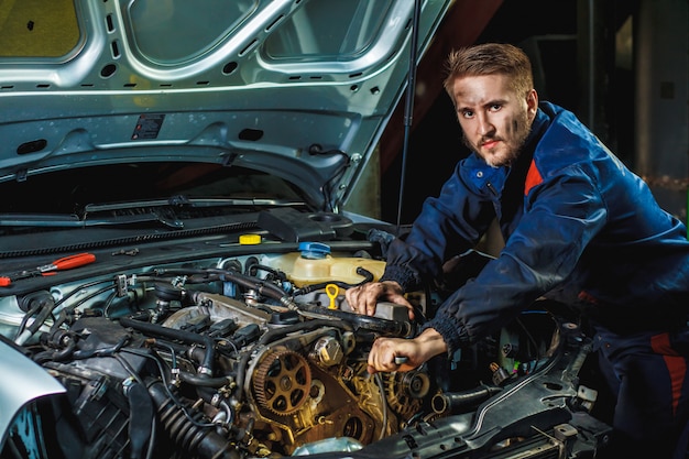 Mechaniker, der im Automotor arbeitet. Autowerkstatt, Service-Center.