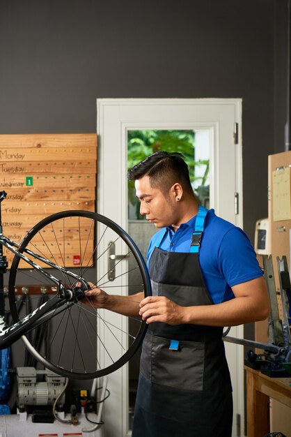 Foto mechaniker, der reifen für kunden einstellt