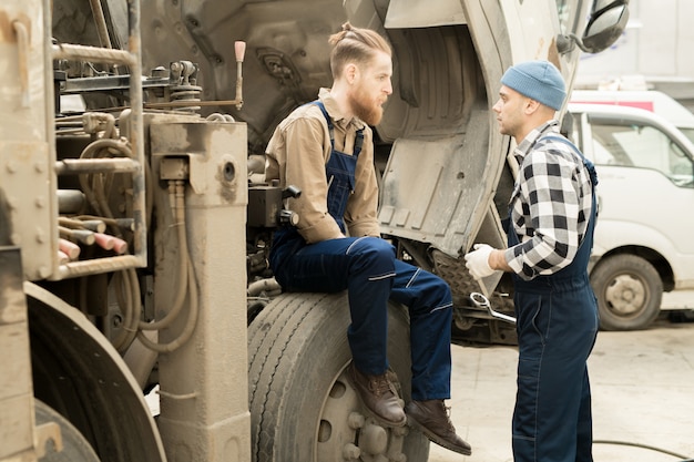 Mechaniker diskutieren Reparatur von LKW