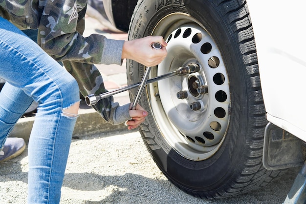 Mechaniker ersetzt die Autowerkstatt in Ihrem Haus