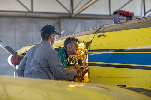 Mechaniker im Hangar reparieren Leichtflugzeuge