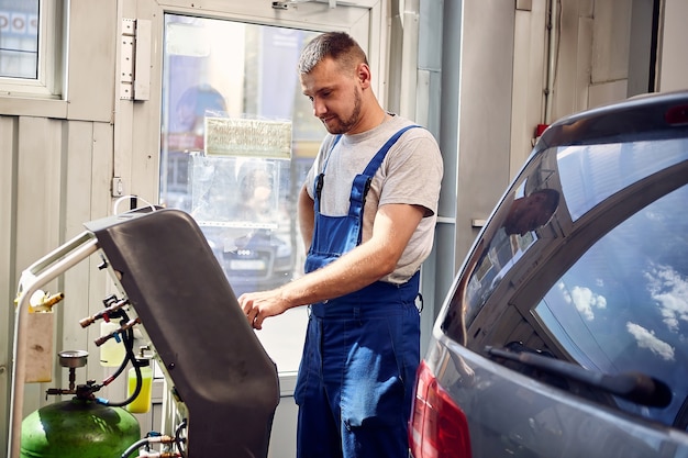 Mechaniker prüft Klimaanlage im Auto-Auto-Service