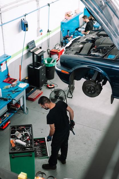 Mechaniker reparieren Auto in Autowerkstatt