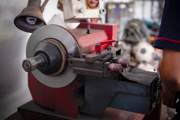 Mechaniker reparieren Bremse verwenden Drehwerkzeug Polierscheibenbremsen