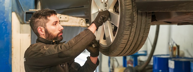 Foto mechaniker repariert auto, bannerbild mit kopienraum