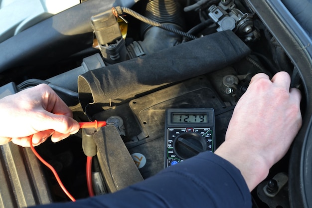 Mechaniker repariert Auto in einer Autowerkstatt. Selektiver Fokus