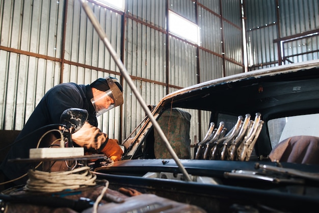 Mechaniker Service altes Auto in der Garage