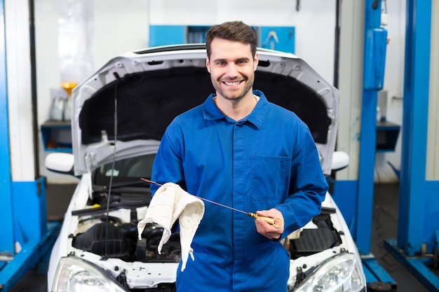 Mechaniker testen Öl im Auto