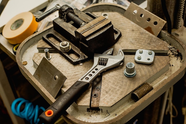 Foto mechanikerschreibtisch mit schraubenschlüssel