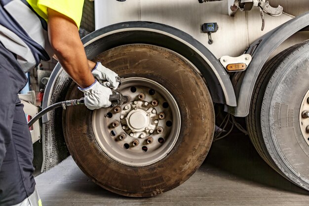 Mechanisches Ziehen von Lkw-Rädern in der Werkstatt