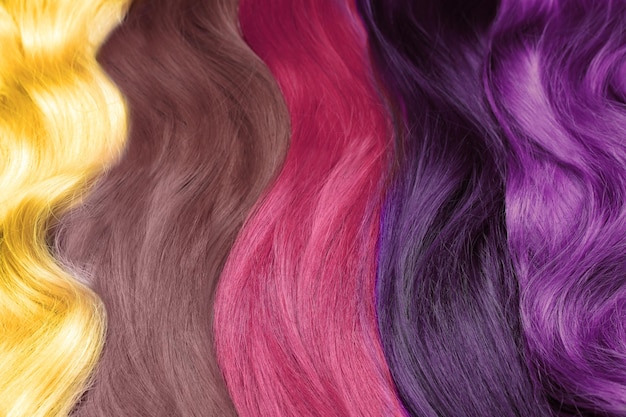 Mechones de hermoso cabello multicolor como primer plano de fondo