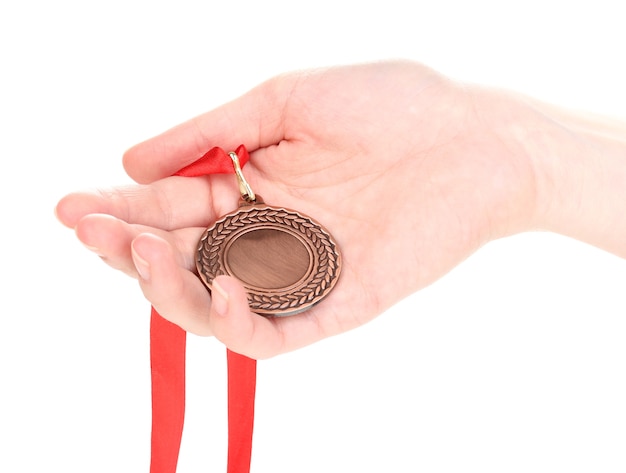 Medalha de bronze na mão isolada no branco