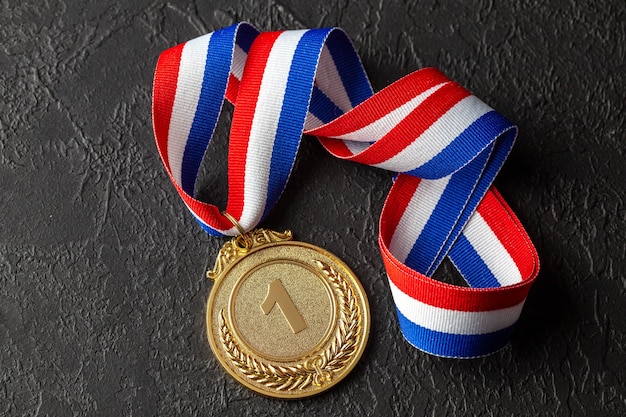 Medalha de ouro com fitas. Prêmio de primeiro lugar na competição. Prêmio ao campeão