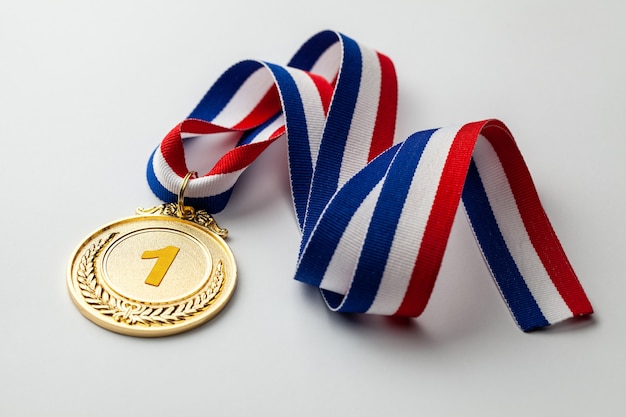 Medalha de ouro. prêmio de primeiro lugar com fita.