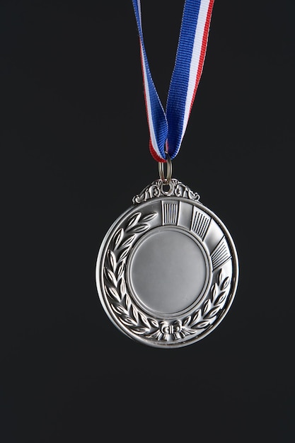 Medalha de prata em branco sobre fundo preto